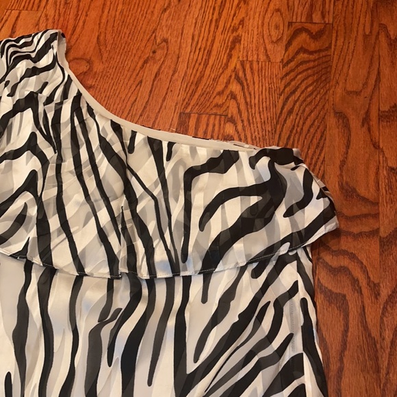 EUC White House Black Market Zebra One Shoulder Blouse - Picture 6 of 9